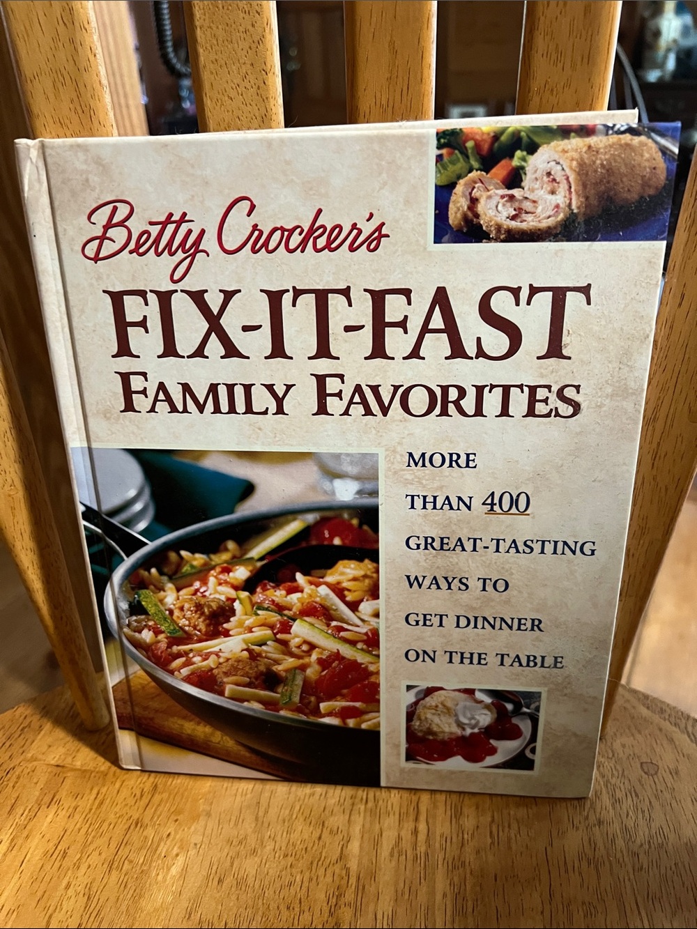 Betty Crocker Fix-It-Fast Family Favorites Cookbook - Cream and Red Cover